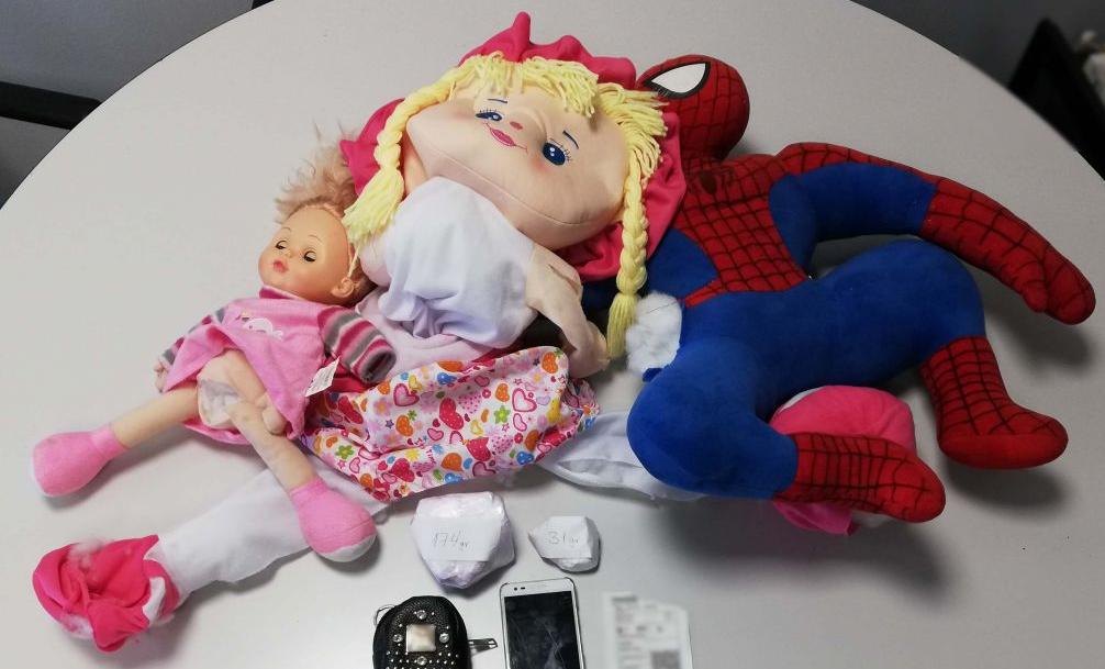Θεσσαλονίκη: Οικογένεια διακινούσε ναρκωτικά μέσα σε παιδικές κούκλες