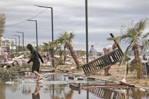 «Είδαμε ανθρώπους να παρασύρονται από τον αέρα»