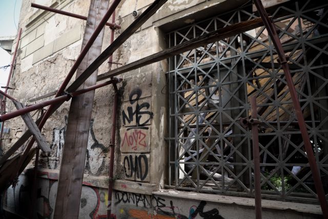 Βραδυφλεγής «βόμβα» τα εγκαταλελειμμένα κτίρια στην Αθήνα