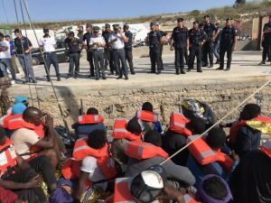 Ναυάγιο στα ανοιχτά της Λαμπεντούζα: 64 διασώθηκαν, αγνοείται αγοράκι 2 ετών