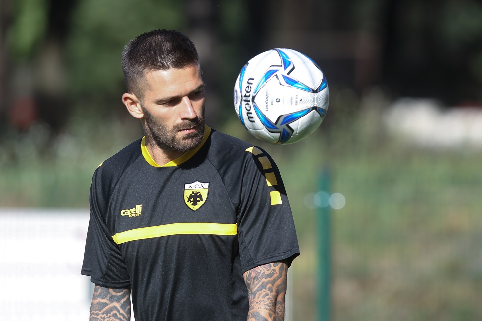 Νέο πρόβλημα στην ΑΕΚ: Αποχώρησε με ενοχλήσεις ο Λιβάγια