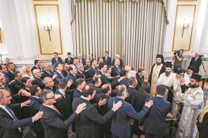 Αυστηρά ασυμβίβαστα στους αξιωματούχους