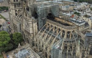 Ο καύσωνας απειλεί την Παναγία των Παρισίων μετά την καταστροφική φωτιά