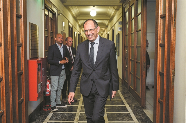 Το πινγκ-πονγκ ενός ανασχηματισμού