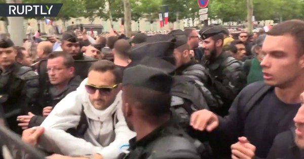 Γαλλία: Βίαια επεισόδια μεταξύ διαδηλωτών και αστυνομίας την Ημέρα της Βαστίλης