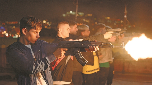 Μέσα στις ναπολιτάνικες «τράτες» των εφήβων γκάνγκστερ