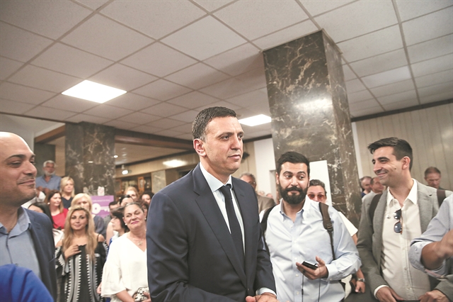 Το παρασκήνιο μιας «πυροσβεστικής» παραίτησης