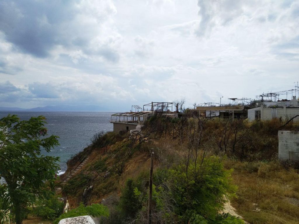 Μάτι ένα χρόνο μετά: Τι άλλαξε στη νεκρή πόλη (εικόνες)