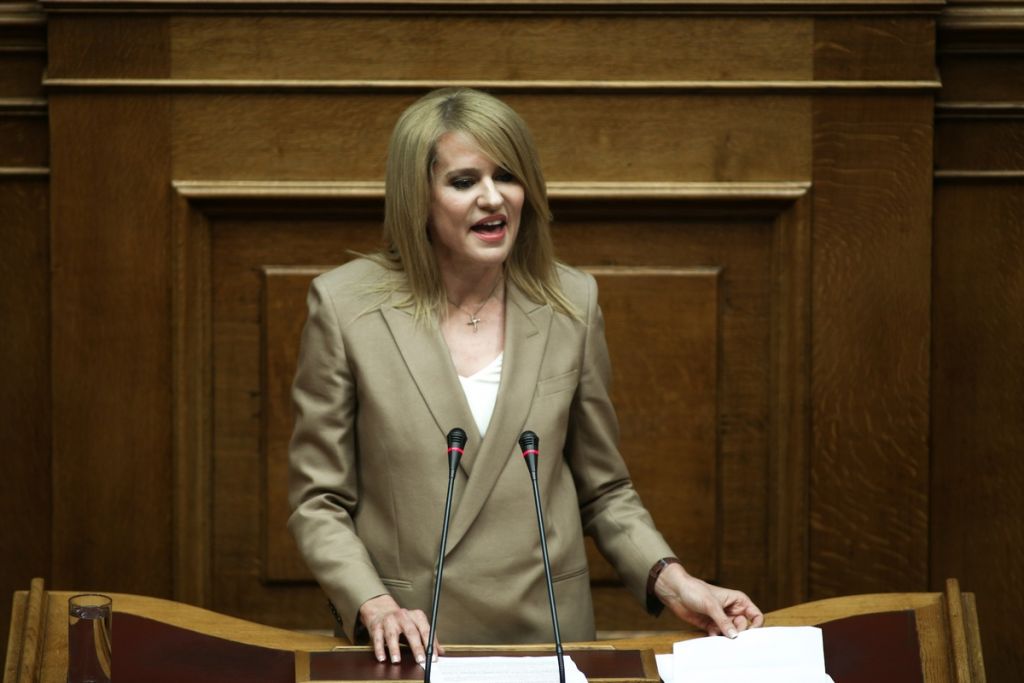 Στα «μαχαίρια» Αμυράς – Τζάκρη στη Βουλή