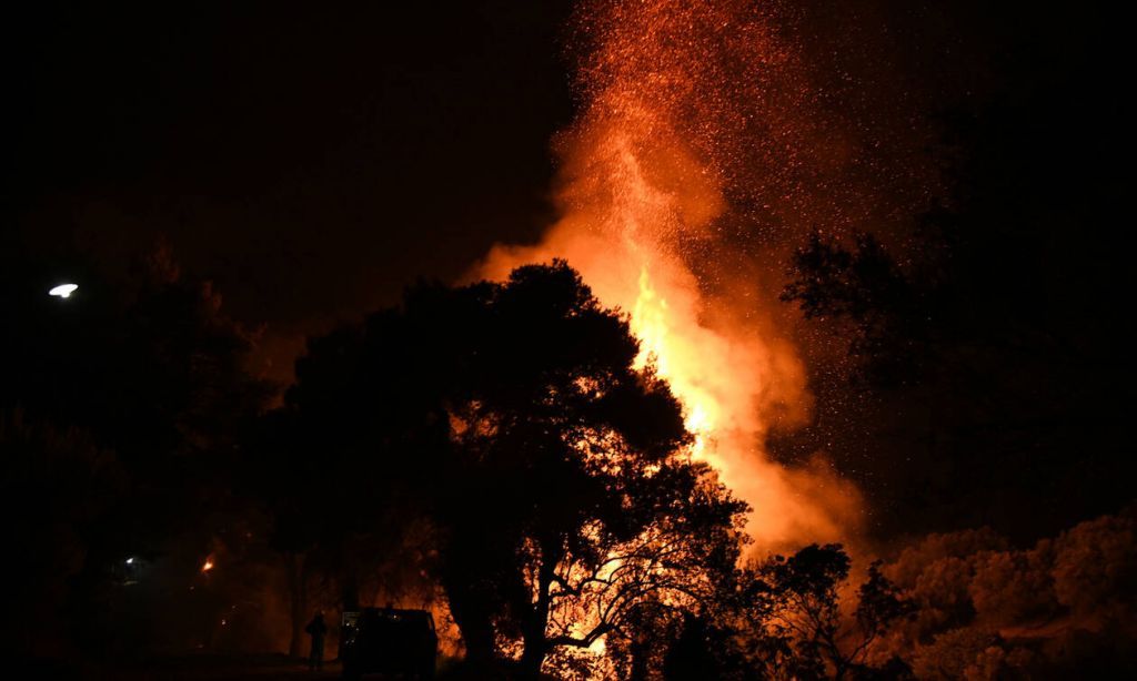 Μάχη με τις φλόγες στην Εύβοια σε τρία μέτωπα φωτιάς – Εκκενώθηκαν οικισμοί
