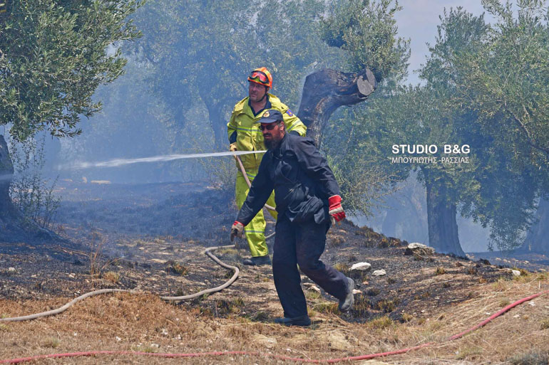 Στη μάχη με τις φλόγες ο ιερέας εθελοντής πυροσβέστης από το Ναύπλιο