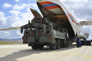 Οι πρώτες εικόνες από την άφιξη των S-400 στην Τουρκία