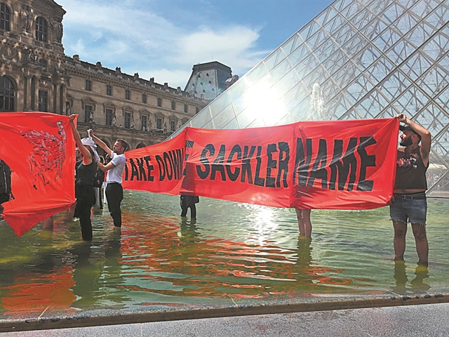 «Εσβησαν» τους Σάκλερ απ’ το Λούβρο