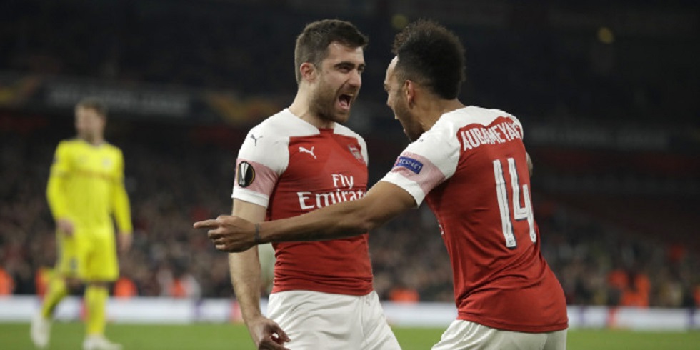 Ο Σωκράτης ερμηνεύει τραγούδι του Αργυρού σε τραπέζι της Άρσεναλ