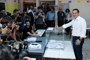 Ακροβασίες ΣΥΡΙΖΑ: Θεσμική αντιπολίτευση ή… πάλη στους δρόμους;