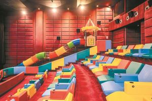 Ενας ιπτάμενος γάτος, σινεμά και βόλτα στην Επίδαυρο