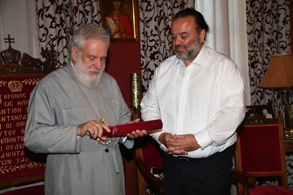 O Μάριος Ηλιόπουλος βραβεύεται από το Μητροπολίτη Δωρόθεο