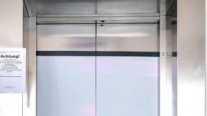 Εμεινε 27 ώρες κλεισμένη σε ασανσέρ και σώθηκε πίνοντας κρασί
