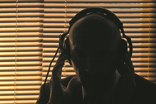 Χρυσόγονος και Βελόπουλος ζητούν απάντηση για το αν παρακολουθούνται