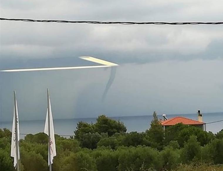 Εντυπωσιακός υδροστρόβιλος στη Χαλκιδική