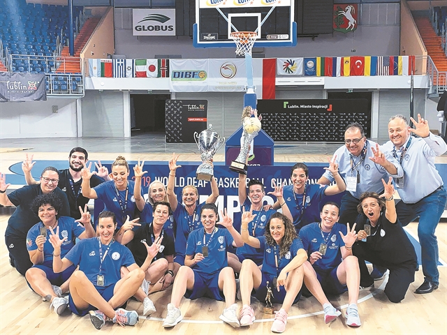 Από κοτόπουλα, ύαινες!