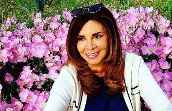 Η Μιμή Ντενίση ποζάρει με μαγιό και εντυπωσιάζει