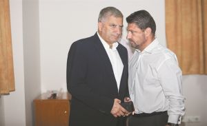 Βαθύ παρασκήνιο με το «είπα – ξείπα» στο χρίσμα του Πατούλη