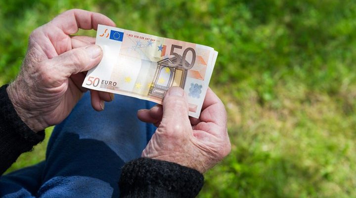 Ποιοι συνταξιούχοι θα εισπράξουν έως 7.338 ευρώ και πότε
