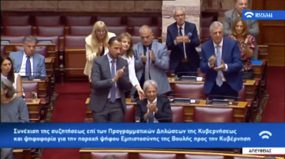 Το σκούντημα στον βουλευτή του Βελόπουλου για να χειροκροτήσει όρθιος