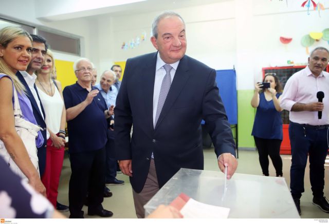 Εκλογές 2019: Ψήφισε στη Θεσσαλονίκη ο Κώστας Καραμανλής