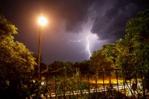 Καύσωνας με 39 βαθμούς, αλλά και 4.500 κεραυνοί την Παρασκευή