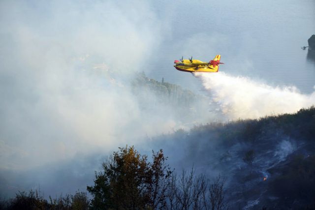 Εκκενώθηκε οικισμός στα Μέγαρα – Μεγάλη φωτιά στο Μαρκόπουλο