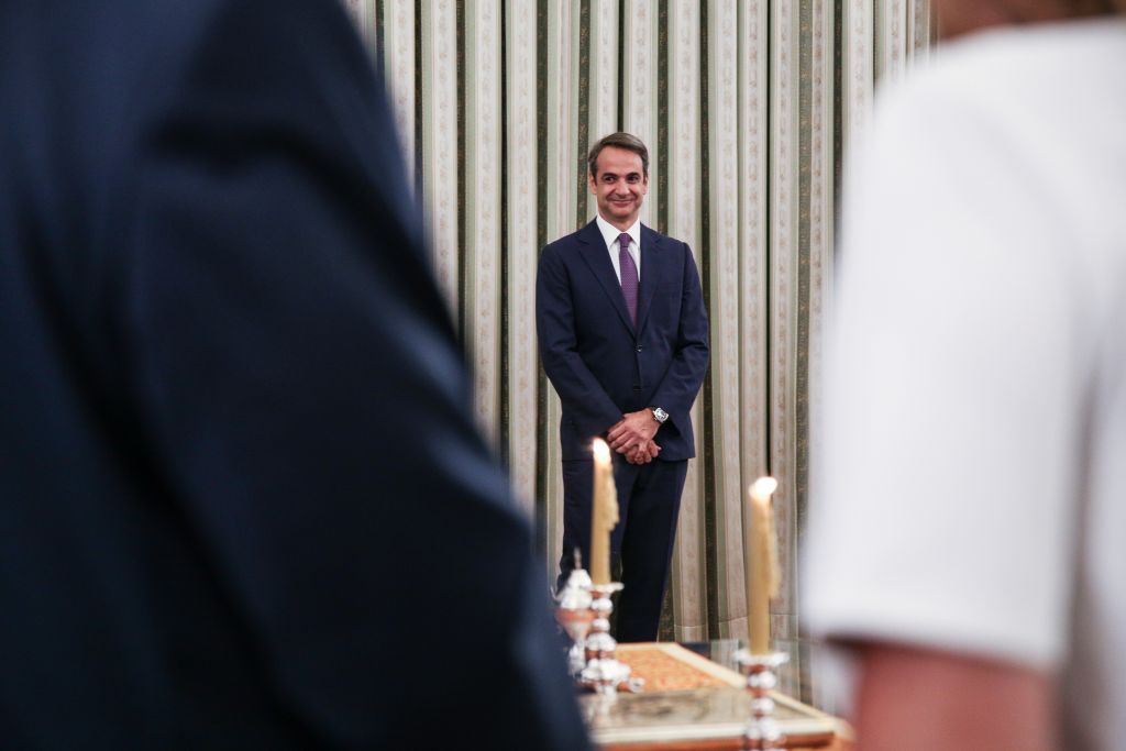 Τα πρώτα μέτρα: Κόβει τις προσλήψεις συγγενών σε υπουργεία, μειώνει τις γενικές γραμματείες