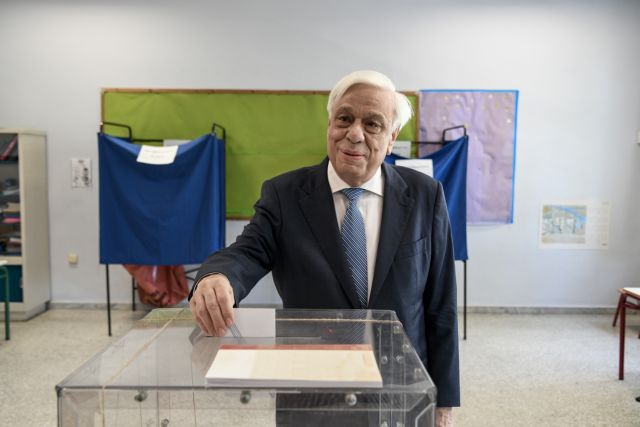 Ψήφισε στο Νέο Ψυχικό ο Προκόπης Παυλόπουλος