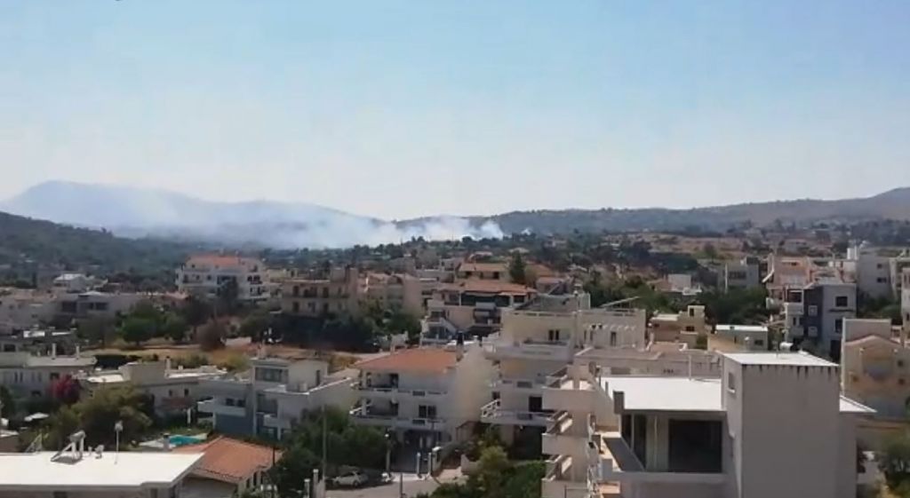 Μεγάλες φωτιές σε Ραφήνα και Βαρνάβα Αττικής