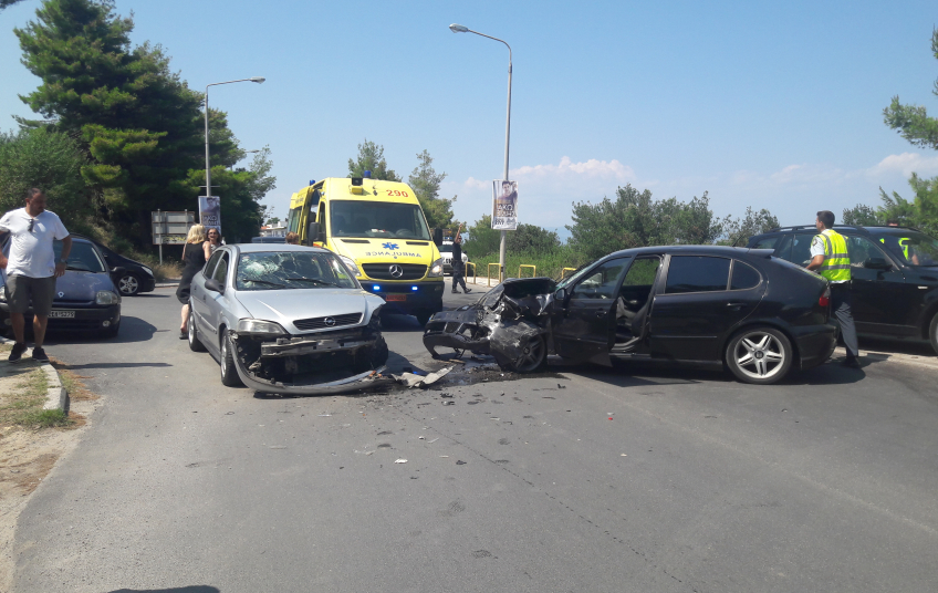 Χαλκιδική: Σοβαρό τροχαίο με δύο τραυματίες