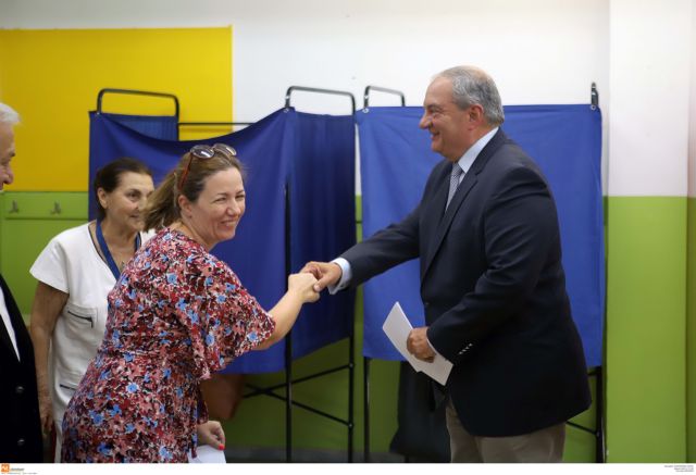 Το χειροφίλημα στον Κώστα Καραμανλή