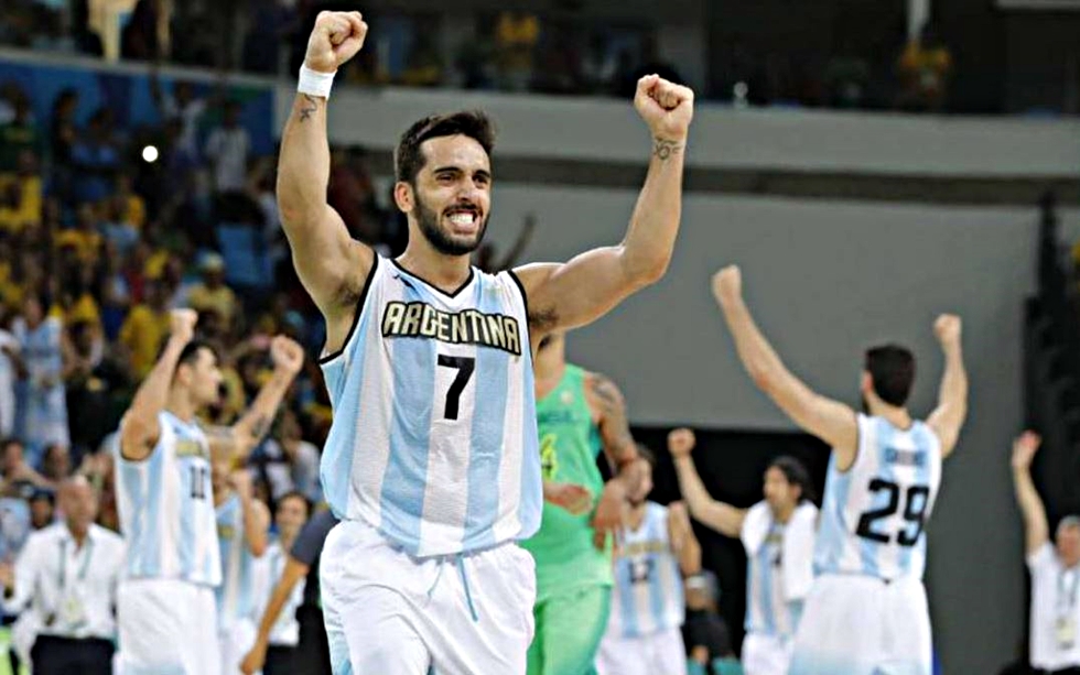 Ο Καμπάτσο το… στάζει από το κέντρο και με την πλάτη γυρισμένη