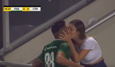 Το γκολ ακυρώθηκε αλλά του έμεινε το… φιλί