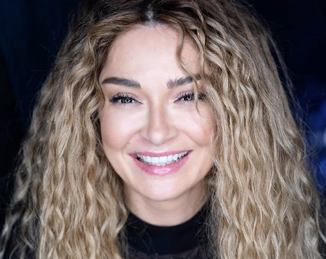 Η Αποστολία Ζώη εντυπωσιάζει με το μπούστο της