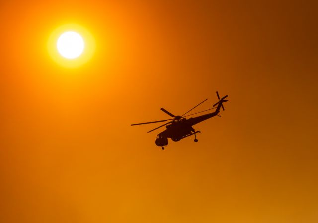 Σύρος: Φωτιά καίει χόρτα κοντά στην Ποσειδωνία – Ισχυροί άνεμοι στην περιοχή