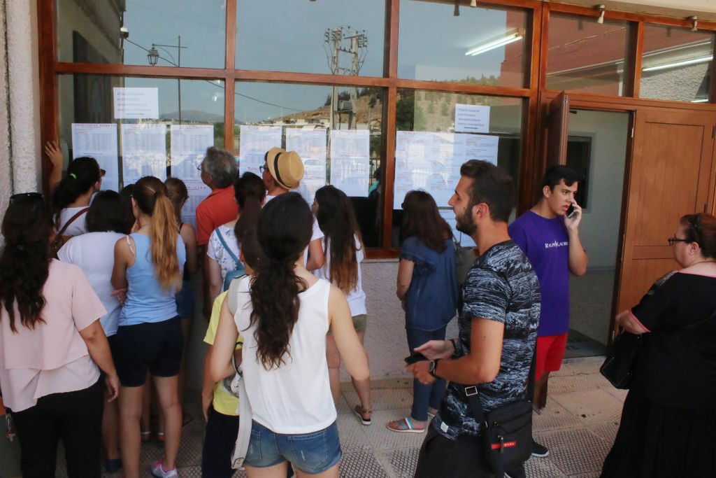 Πανελλήνιες: Πέφτουν οι βάσεις στις δημοφιλείς σχολές
