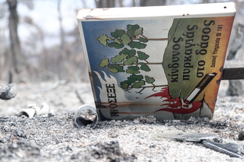 Εύβοια: Καταιγισμός ρίψεων στη χαράδρα που φλέγεται – Ολοι μιλούν για εμπρησμό