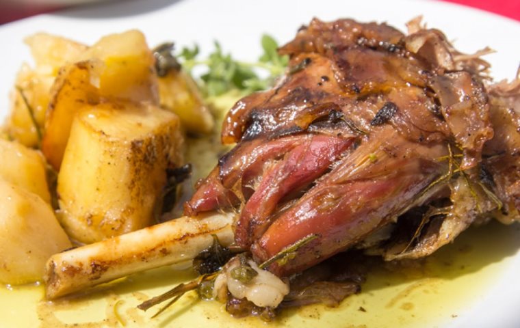 Λεμονάτο κατσικάκι με μελωμένες πατάτες φούρνου