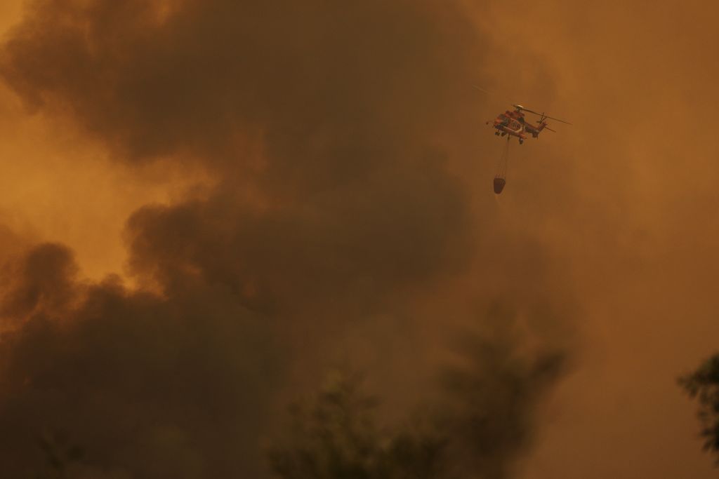 Υπεράνθρωπες μάχες για ζωές και σπίτια – Εκρυψαν τον ήλιο οι καπνοί