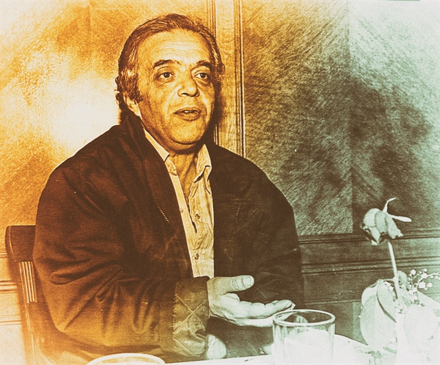 Μακριά και πίσω από τα φώτα