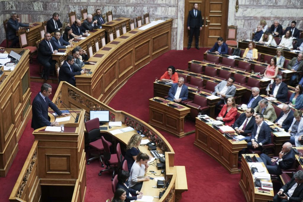 Μονομαχία Μητσοτάκη-Τσίπρα απόψε στη Βουλή για το διυπουργικό νομοσχέδιο