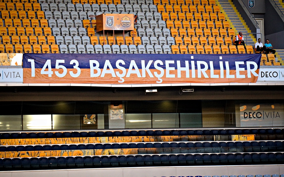Πανό με το «1453» σήκωσαν οι οπαδοί της Μπασάκσεχιρ στο γήπεδο