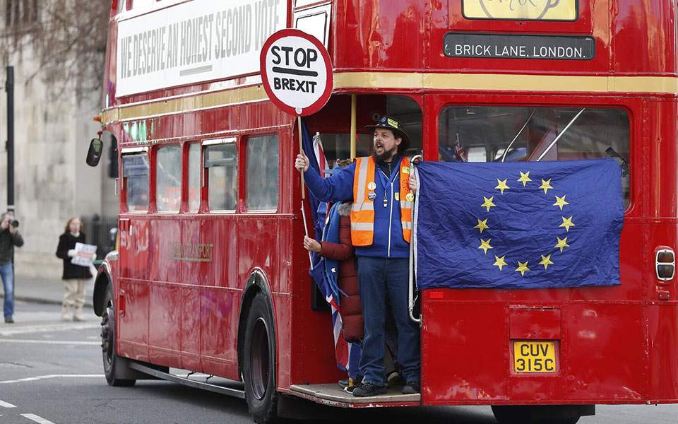 Ελλείψεις σε καύσιμα, τρόφιμα, φάρμακα και κομφούζιο στα λιμάνια θα φέρει ένα άτακτο Brexit
