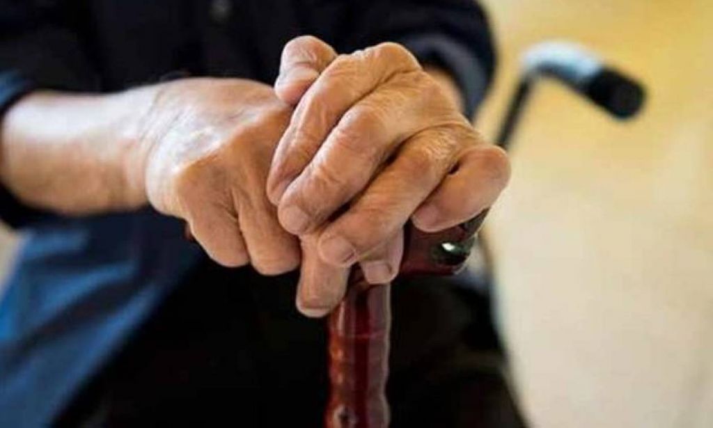 Συντάξεις: Πότε και πόσο μειώνονται οι αποδοχές τους όταν εργάζονται